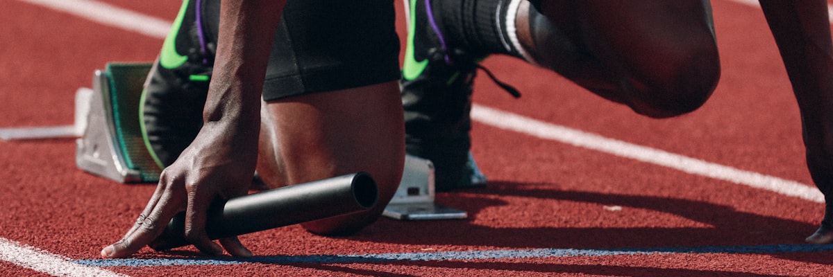 关于超凡国际官网的团队与愿景展示 - 多元化团队成员在现代化办公室中协作讨论