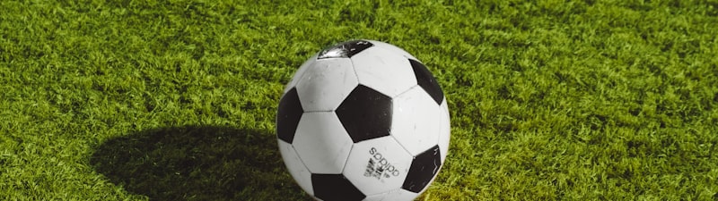 足球运动员庆祝进球瞬间 - 球员张开双臂奔跑，队友从后方赶来庆祝