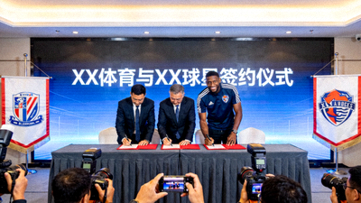 体育商业新闻发布会现场 - 企业高管与球星共同出席签约仪式